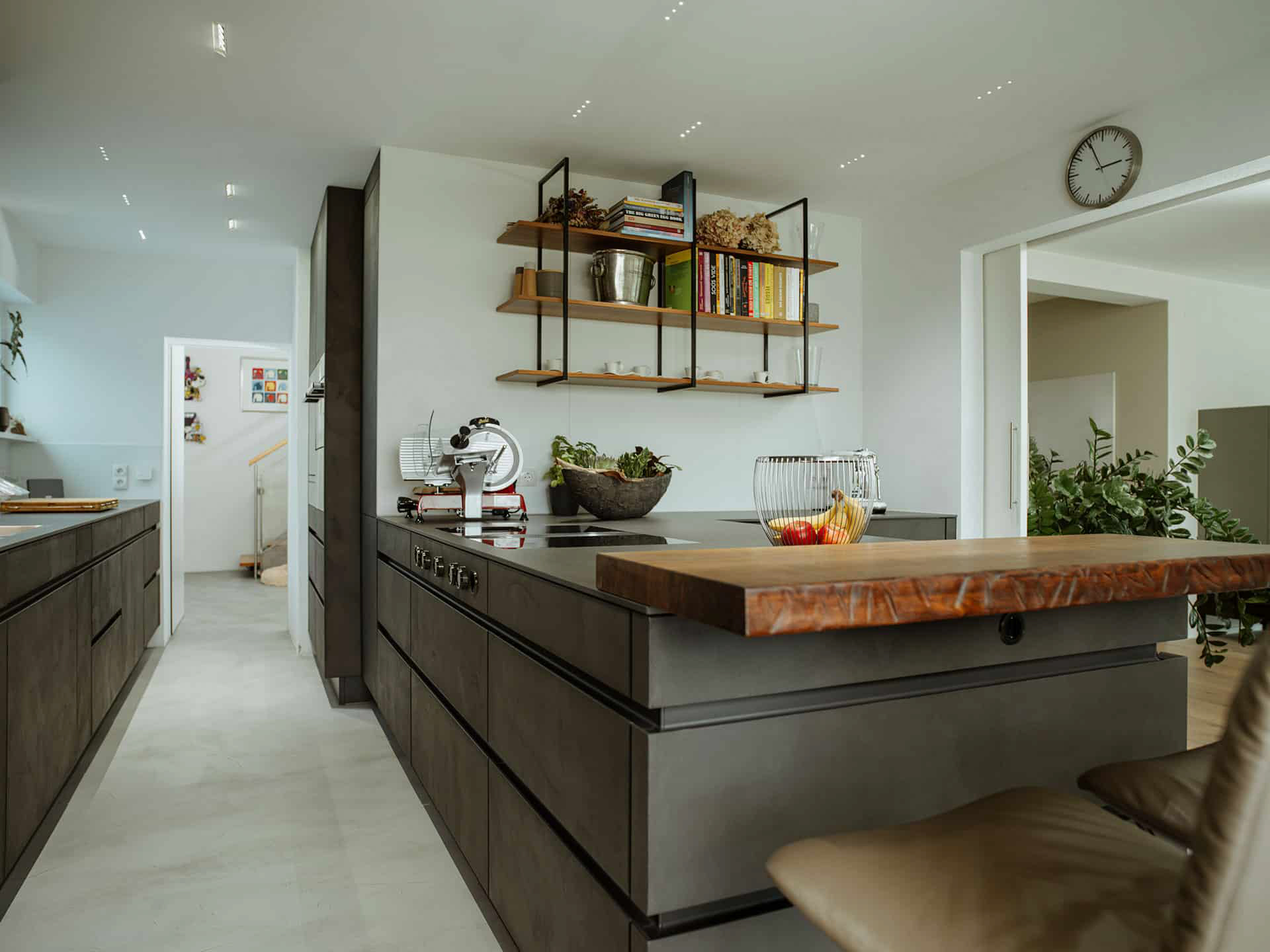 Stylische, graue Küche mit Baraufsatz aus Holz